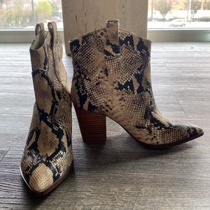 Snakeskin booties / ankle boots
